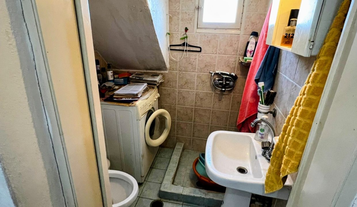 Rear building - upper floor - apartment