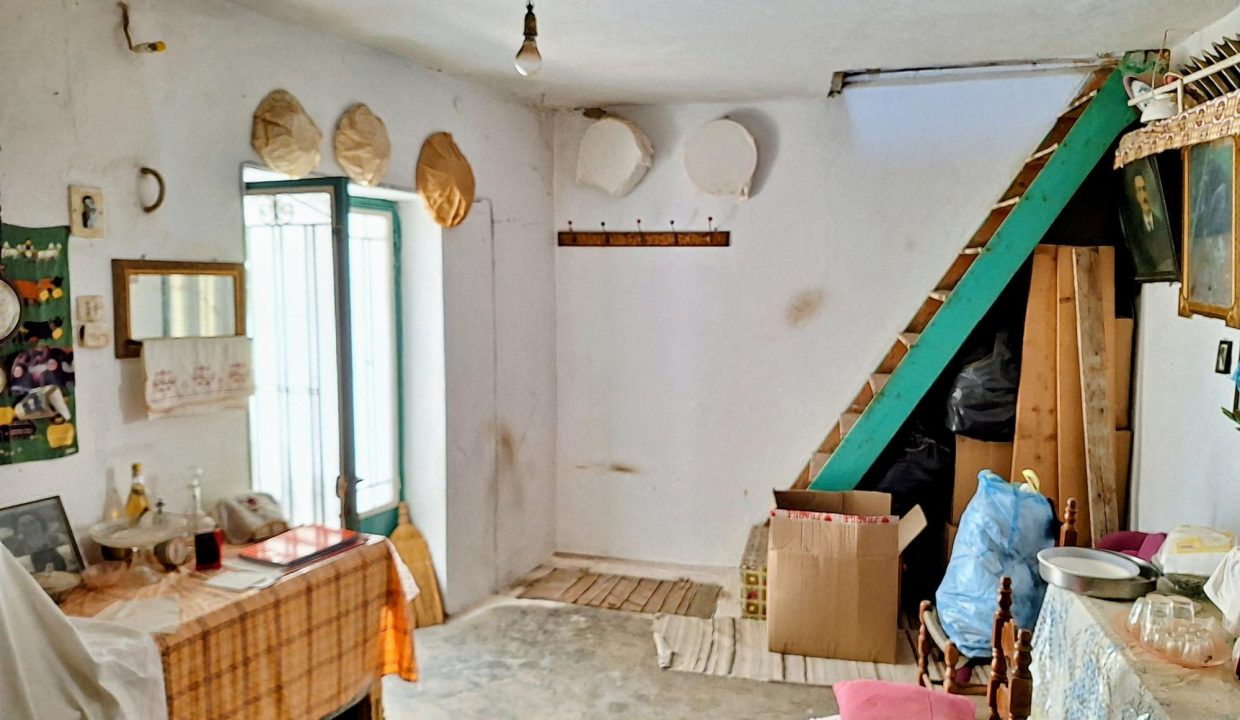 Mid level (upper ground floor)