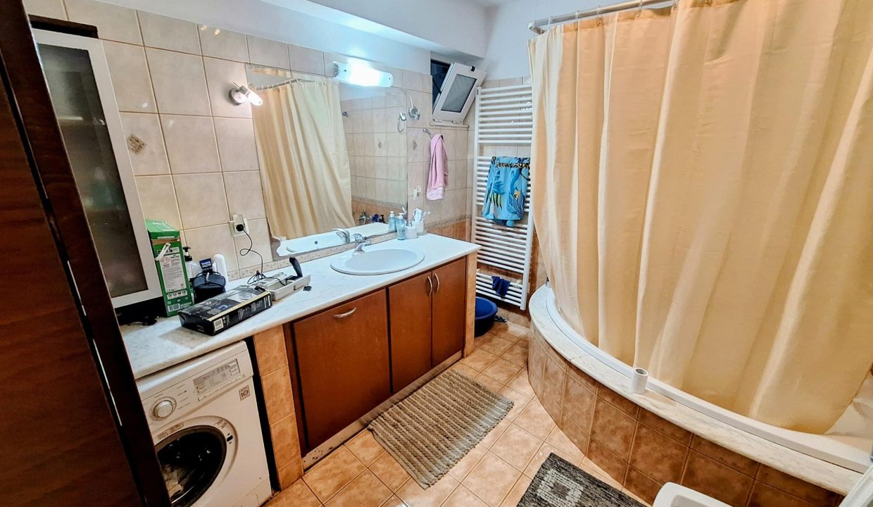 Level 1 - bathroom