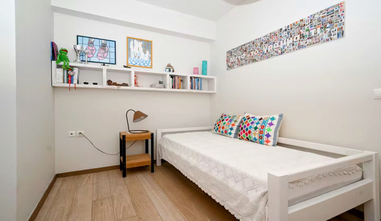 Lower ground floor - bedroom 1