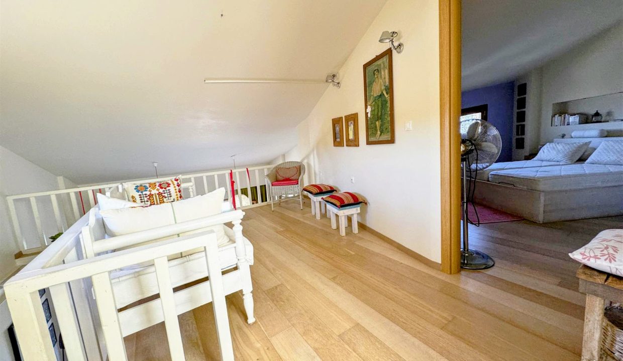 First floor / attic - sitting area