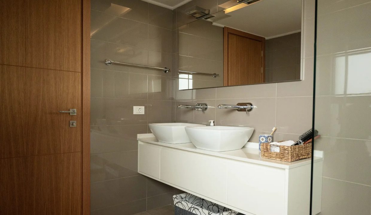 HA-H1 1st floor, bathroom (2)
