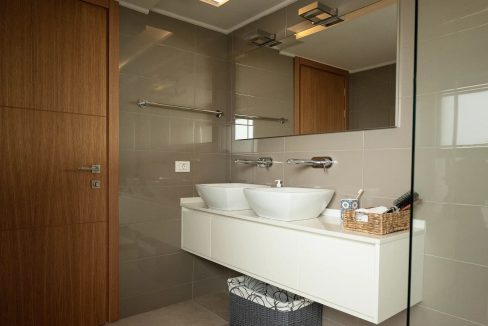 HA-H1 1st floor, bathroom (2)