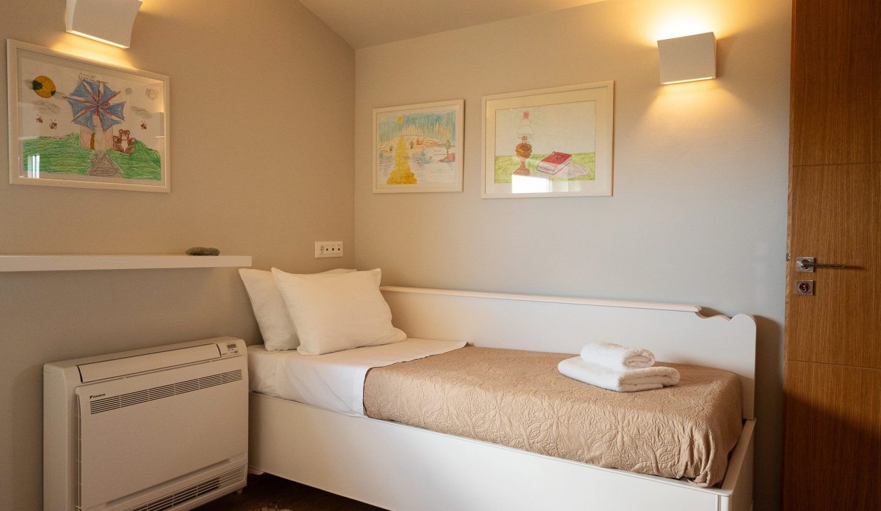 HA-H1 1st floor, mezzanine bedroom (1)