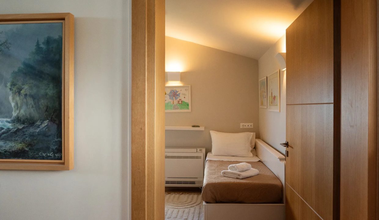 HA-H1 1st floor, mezzanine bedroom (3)