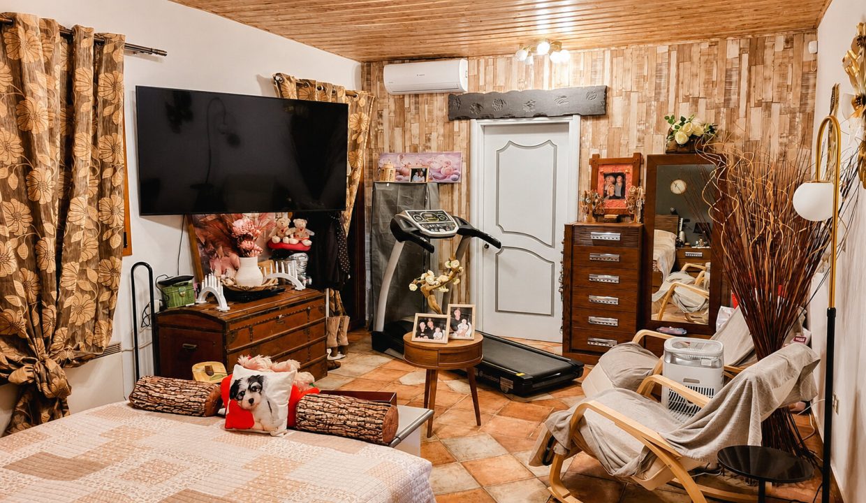 Main house - upper ground floor apartment