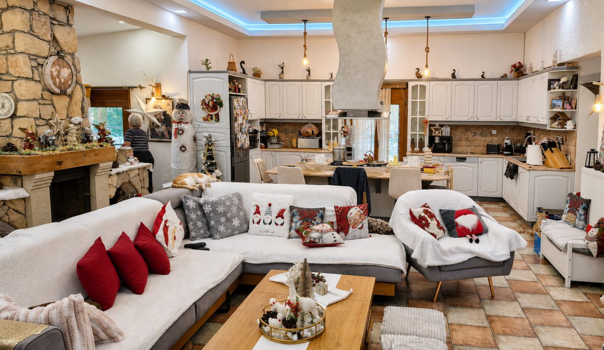 Main house - upper ground floor apartment